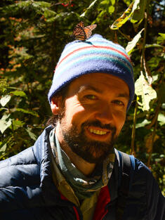 Court Whelen with a butterfly on his head